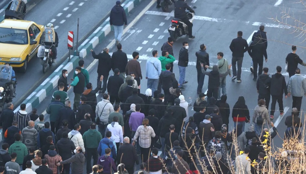 الموساد للمتظاهرين الإيرانيين: نحن معكم
