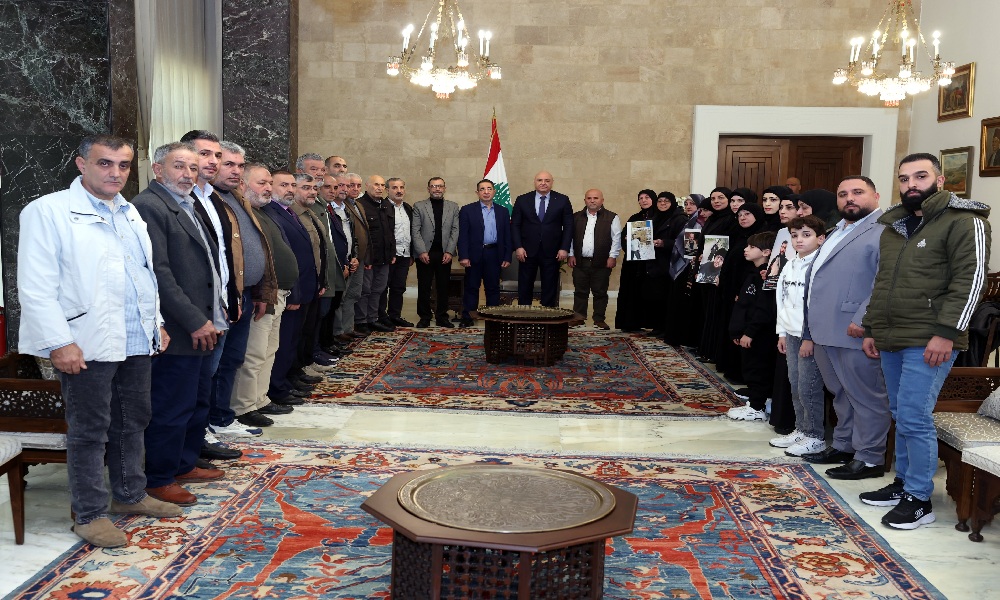 عون: عودة الأسرى من إسرائيل تشكل أولوية في المفاوضات