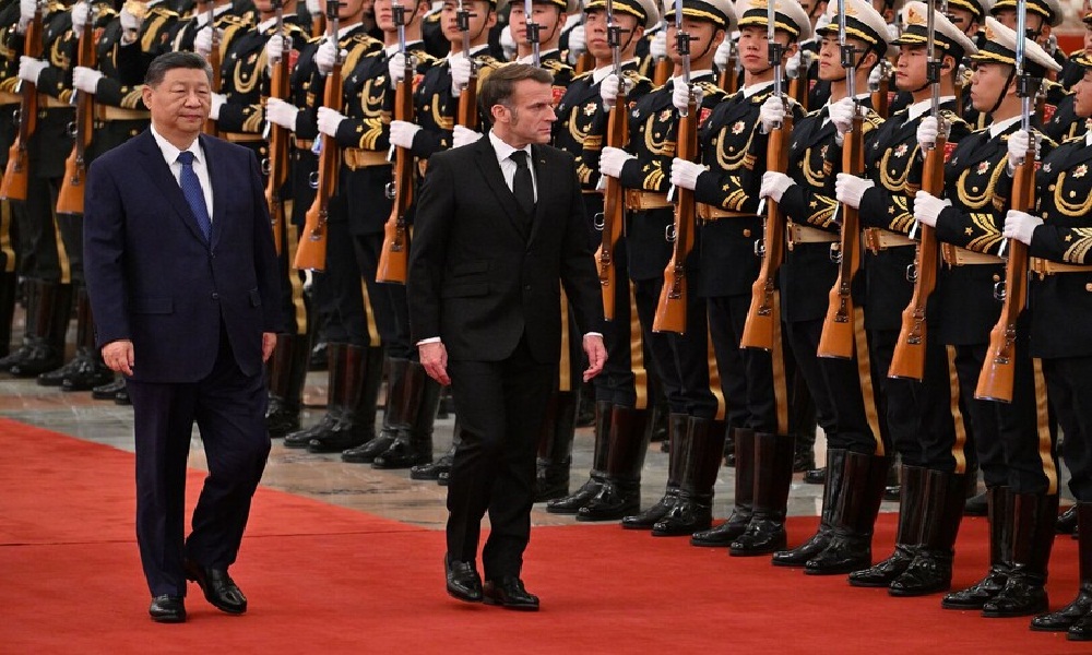 ماكرون يهدد الصين بفرض رسوم جمركية