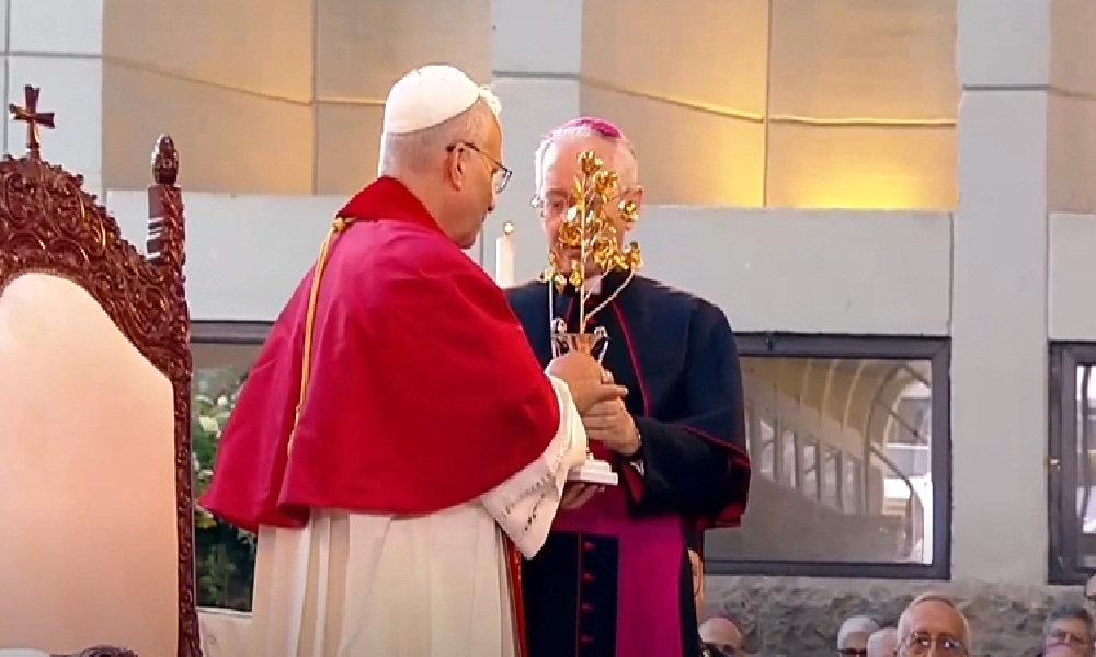 تبادل الهدايا بين البابا وممثلي الكنيسة في حريصا