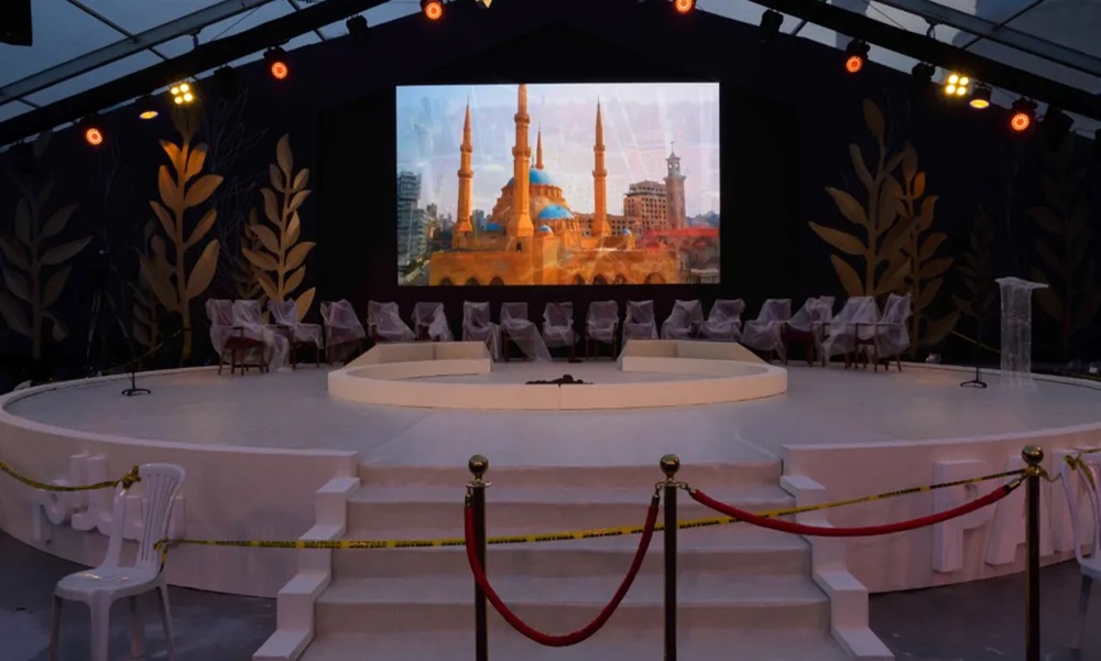 هدايا رمزية بانتظار الضيوف في خيمة البابا