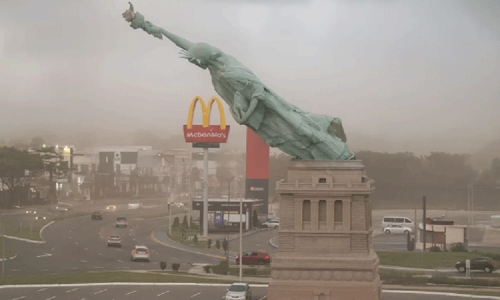 سقوط تمثال الحرية! (فيديو)