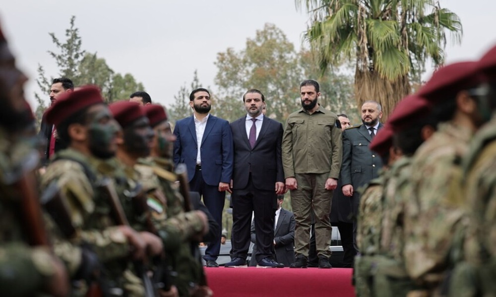 الشرع وآلاف السوريين يواكبون العرض العسكري في عيد التحرير (فيديو)