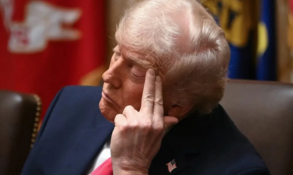 ترامب يغفو خلال اجتماع حكومي؟