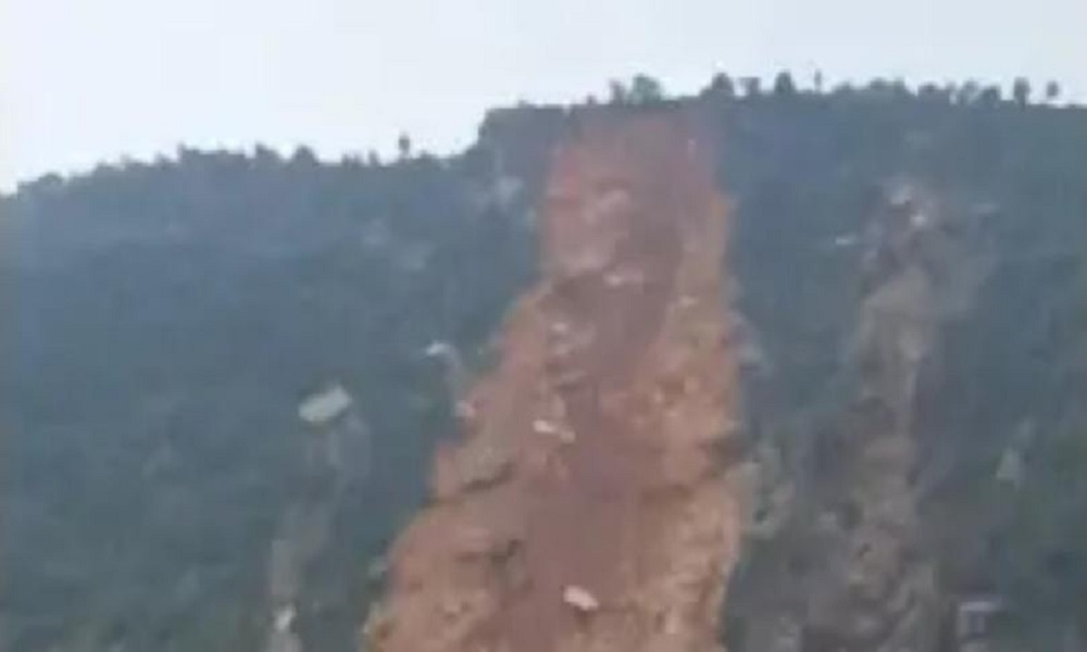 انهيار كبير في جبل بساتين العصي بسبب العاصفة!