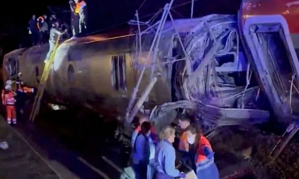 قتلى وجرحى بحادث تصادم قطارين جنوب إسبانيا (فيديو)