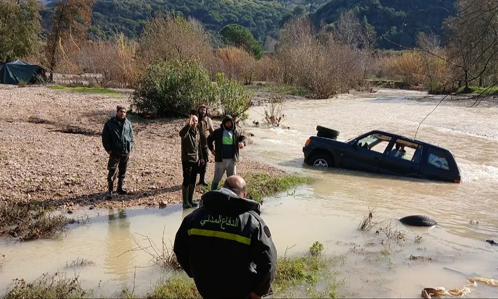 انقاذ 4 أشخاص اثر انقلاب سيارتهم في نهر بسري