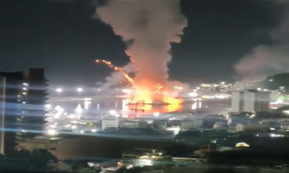 بالفيديو: انفجارات في أكبر ميناء بحري فنزويلي