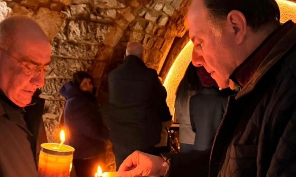 حاكم مصرف لبنان يزور ضريح القديس شربل