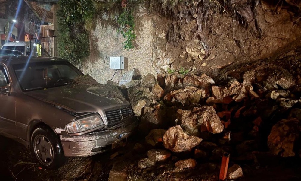 إنهيار جدار دعم على سيارة بسبب الأمطار