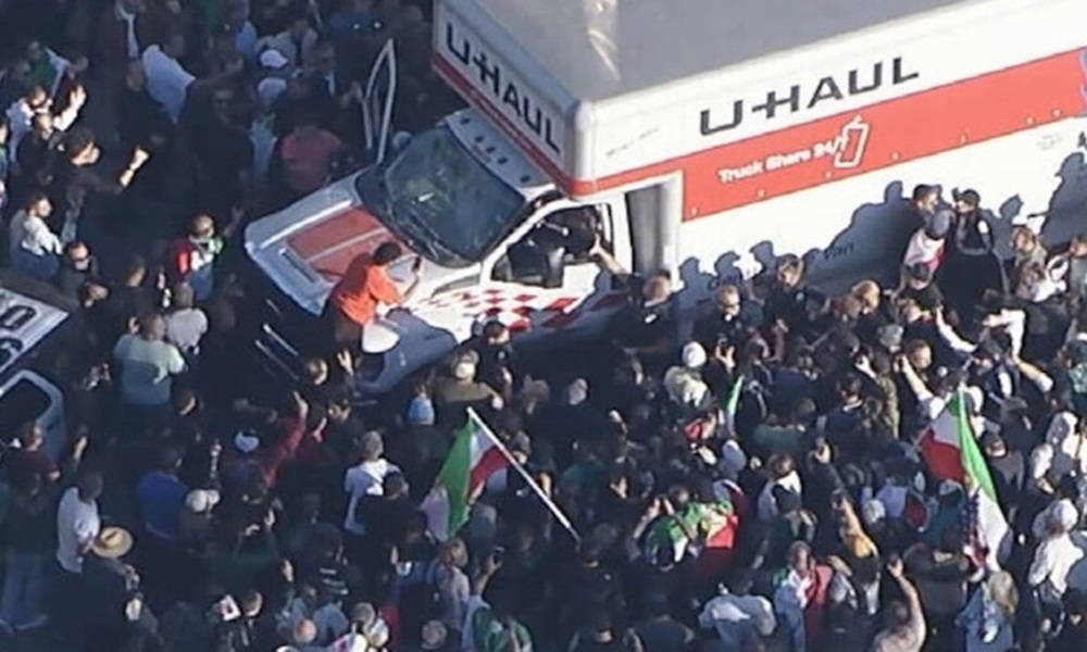 شاحنة تدهس متظاهرين ضد النظام الإيراني في لوس أنجلوس! (فيديو)