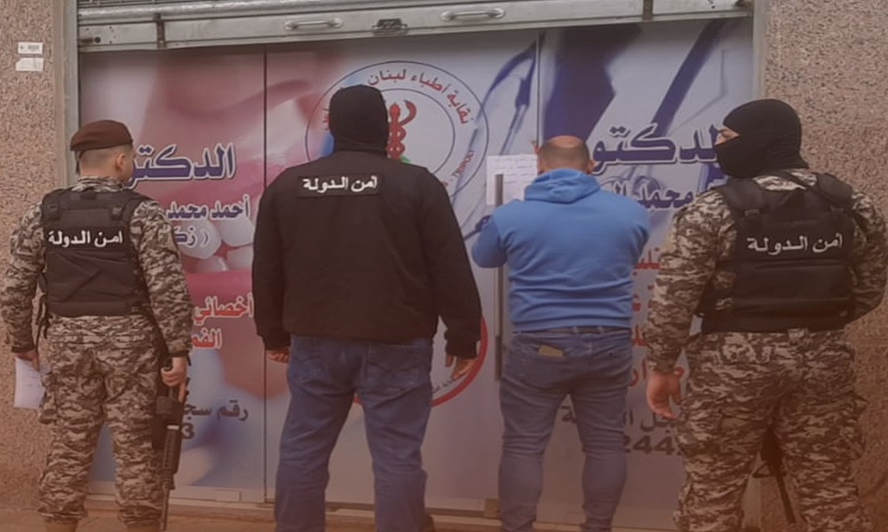 في المنية.. أمن الدولة يقفل مستوصفًا بالشمع الأحمر! (صوَر)