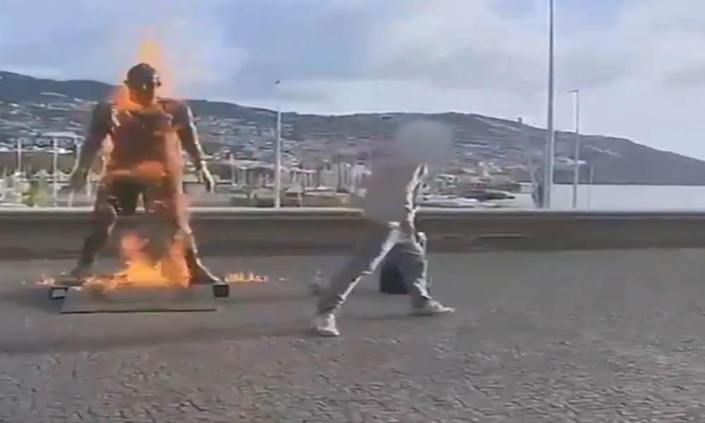 بالفيديو: شاب يحرق تمثال رونالدو في ماديرا 