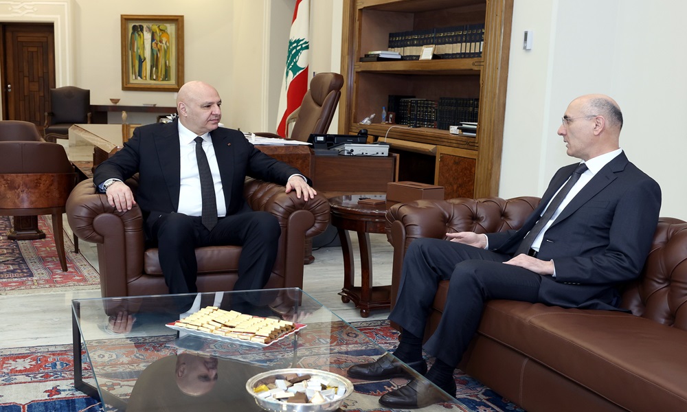 التحضيرات لمؤتمر دعم الجيش بين عون والحجار