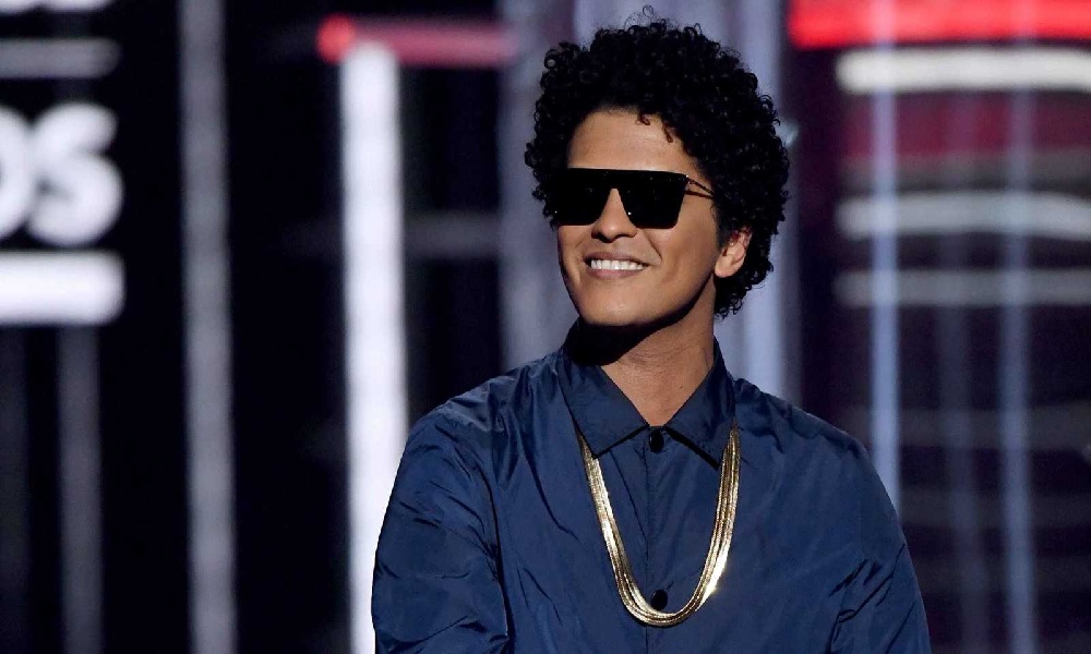 برونو مارس يعود بألبوم جديد بعد عقد من الغياب