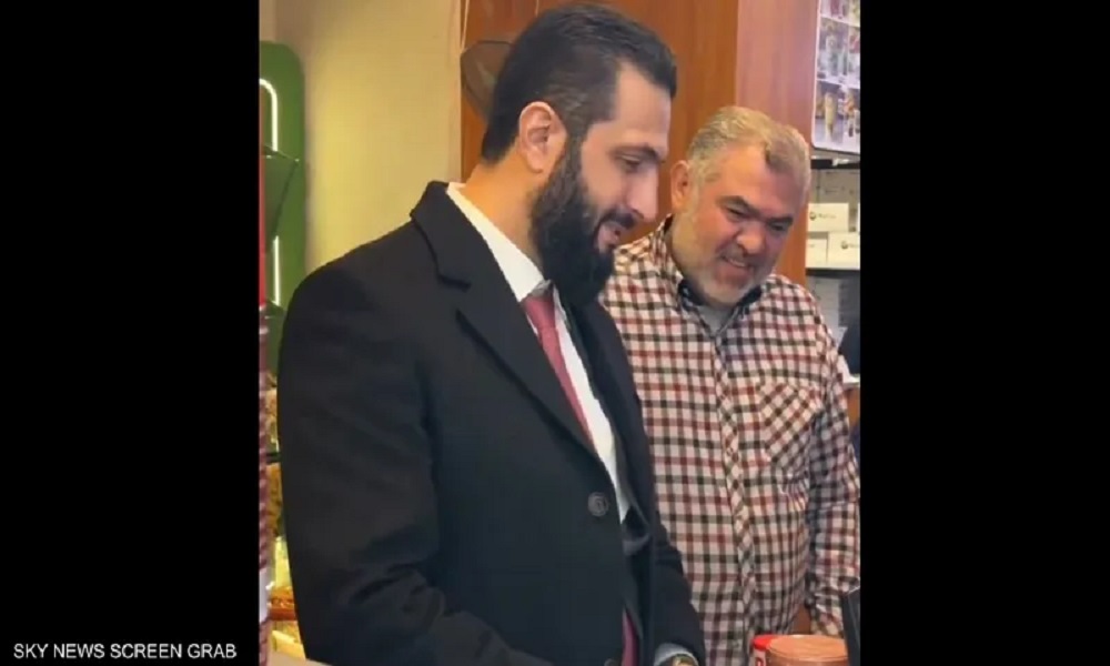 بعد شائعة تعرضه لحادث.. الشرع بشارع المزة (فيديو)