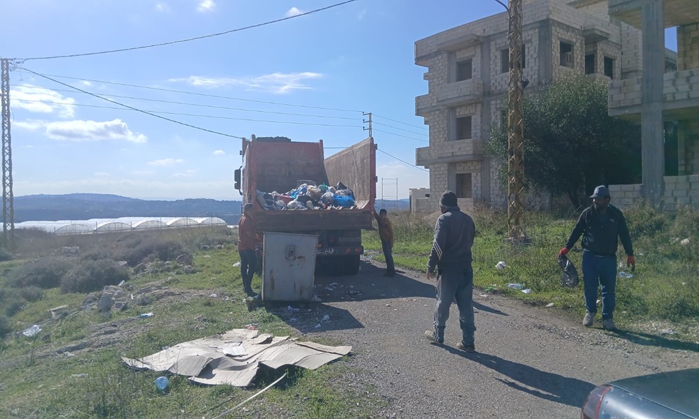 بالصور: جزين تبدأ جمع النفايات ونقلها