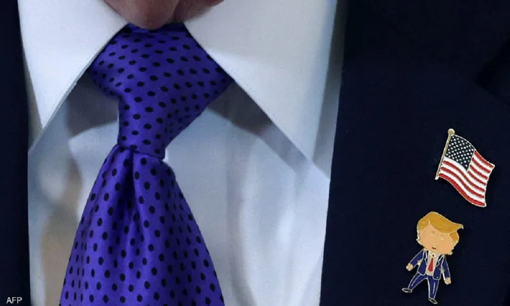 دبوس “Happy Trump” يخطف الأضواء