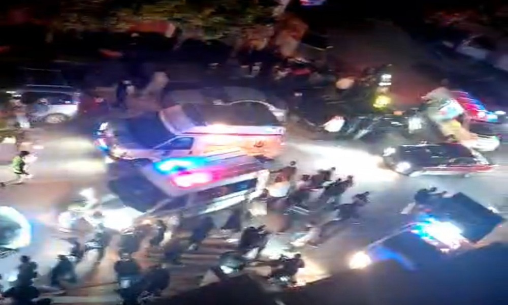 بالفيديو: استهداف سيارة على طريق معروب