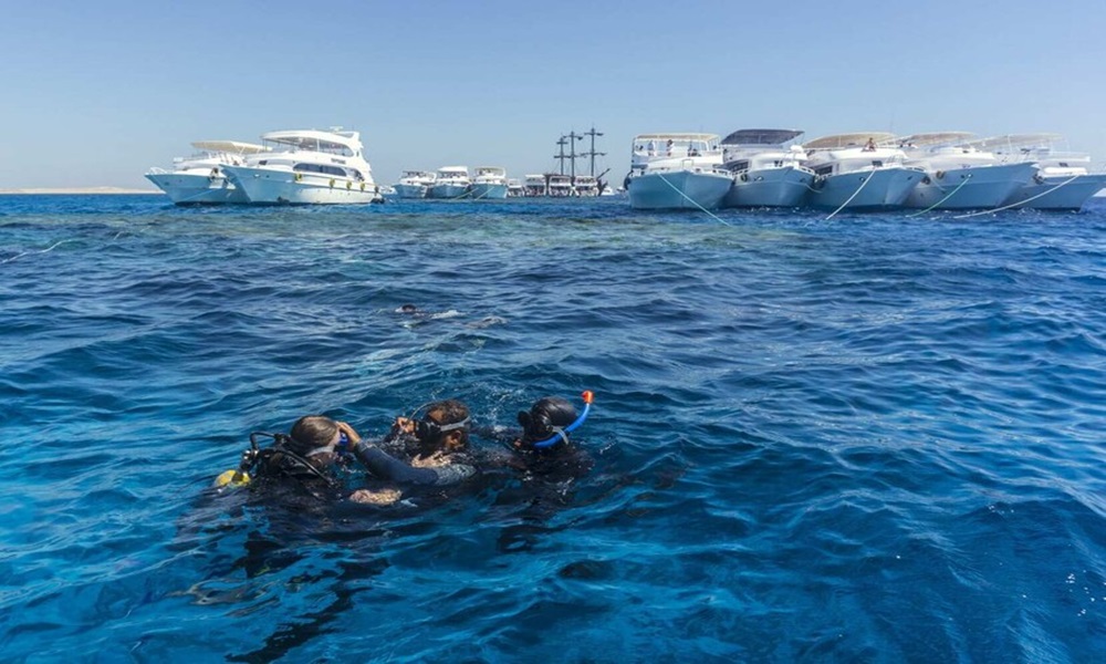 في مصر… إنقاذ 28 سائحًا بعد جنوح لانش سياحي