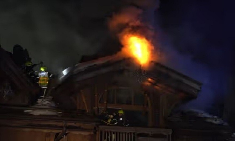 حريق يلتهم فندقًا في جبال الألب! (فيديو)