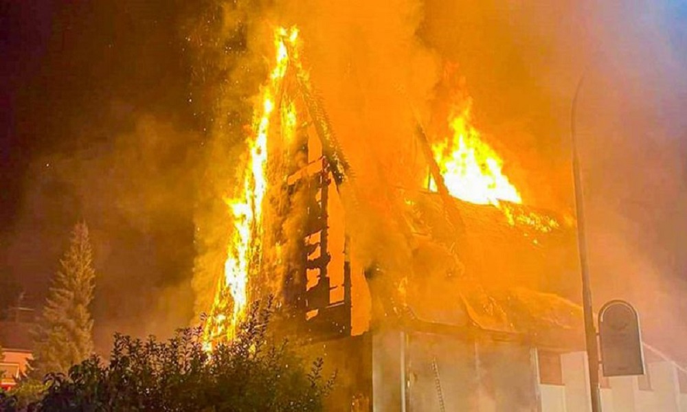 بالفيديو: حريق التهم كنيسة فوندل كيرك التاريخية