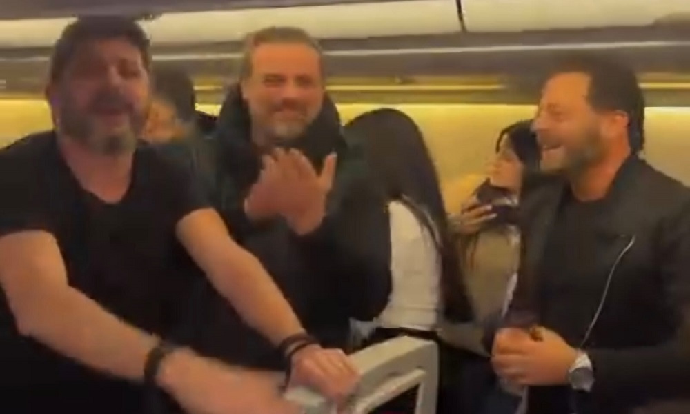 فنانون يشعلون الأجواء على متن الطائرة العائدة من “Joy Awards” (فيديو)