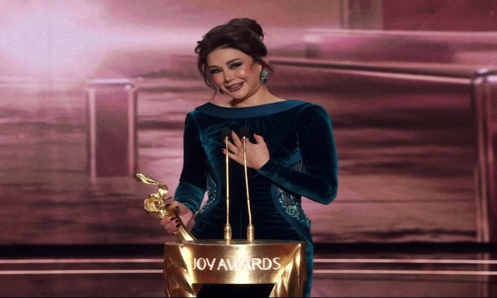 كاريس بشار تخطف الأضواء بعد لحظة عفوية مع ممثل تركي! (فيديو)