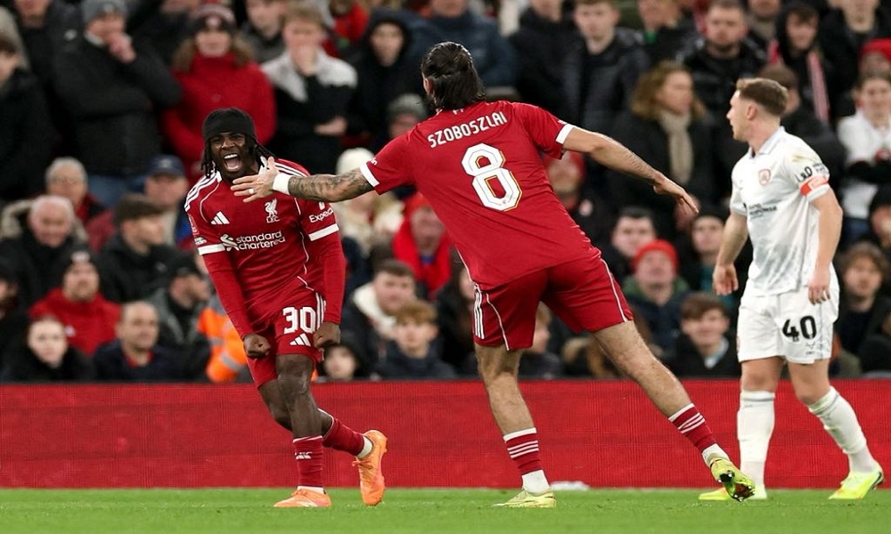 ليفربول يتجاوز بارنسلي