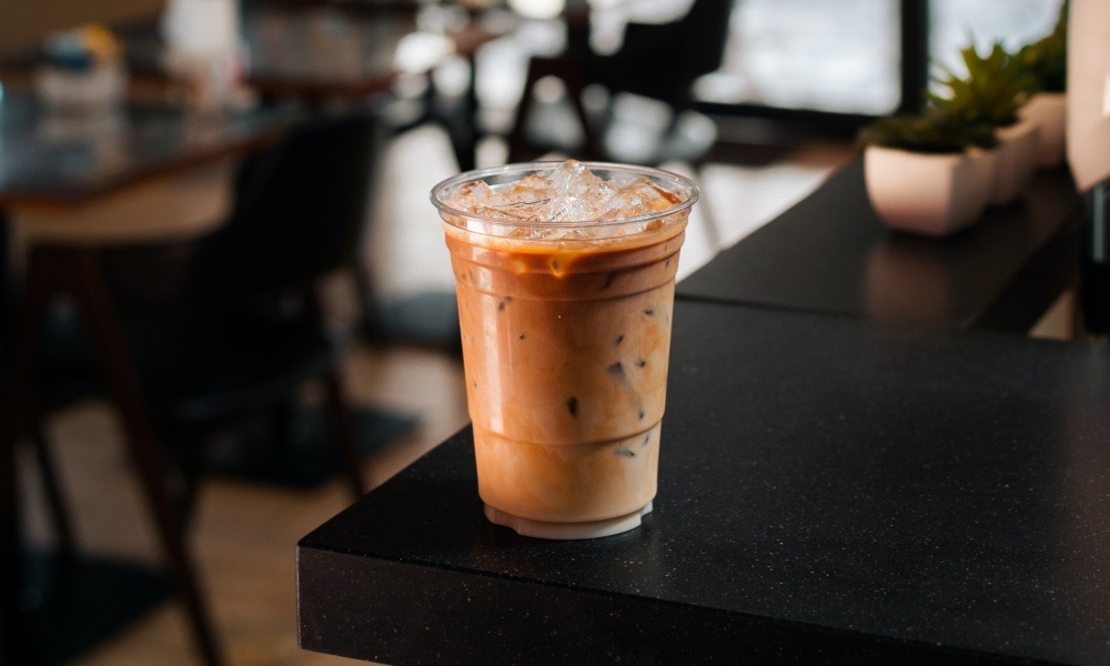 تحذير من شرب القهوة في أكواب “البلاستيك”