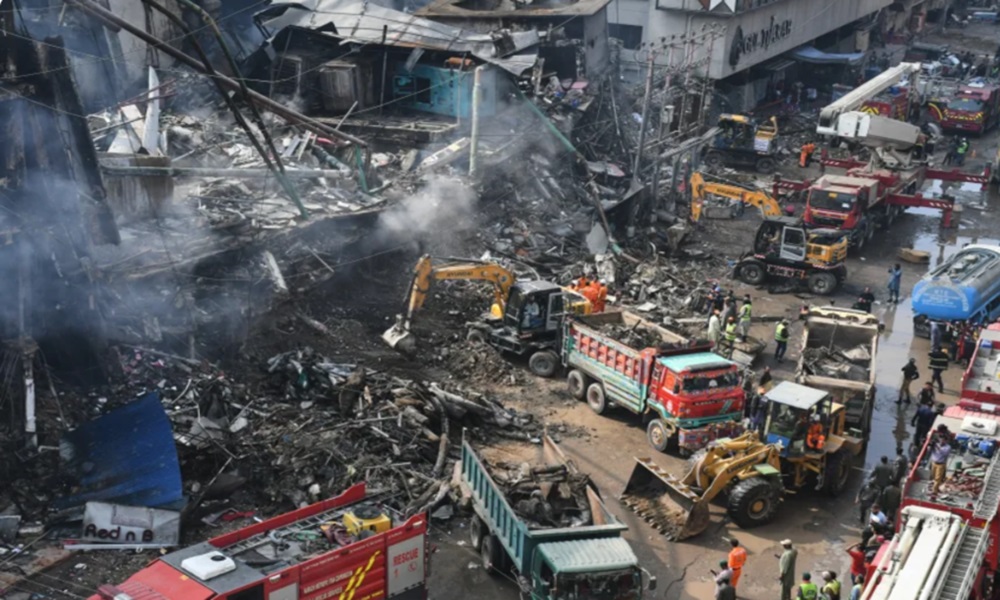 ضحايا جراء حريق هائل التهم مركزًا تجاريًّا جنوب باكستان