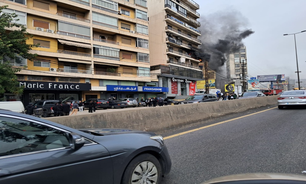 حريق في مبنى على أوتوستراد صربا (صوَر)