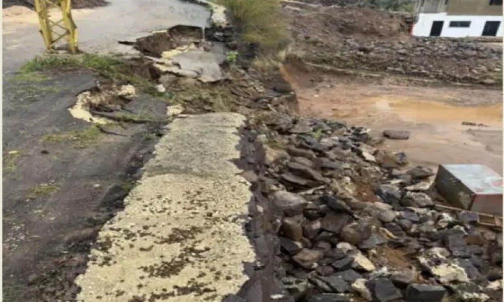 سقوط حائط على طريق عام!