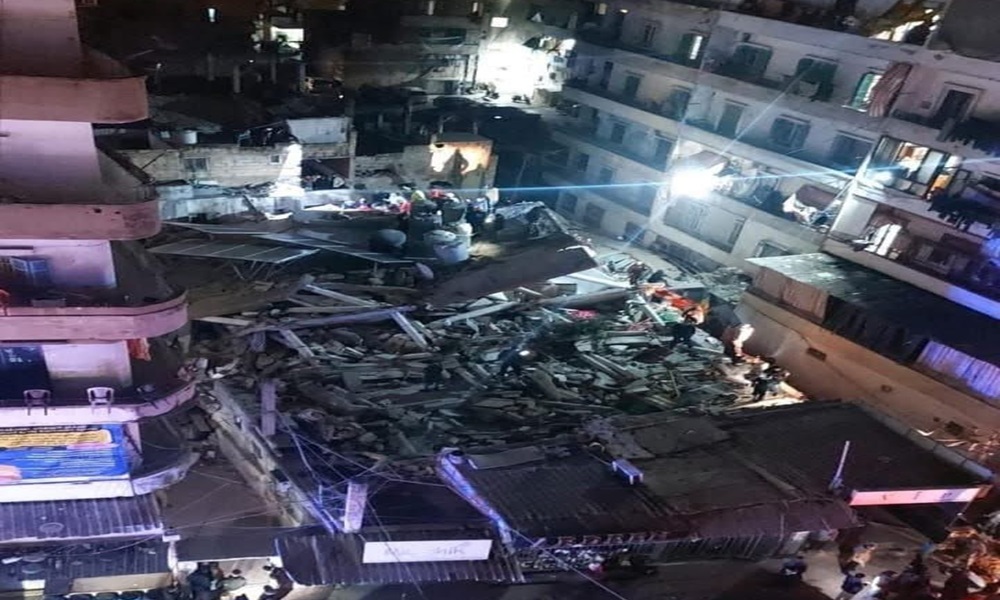 بالصورة: إنقاذ سيدة من تحت أنقاض مبنى القبة المنهار!