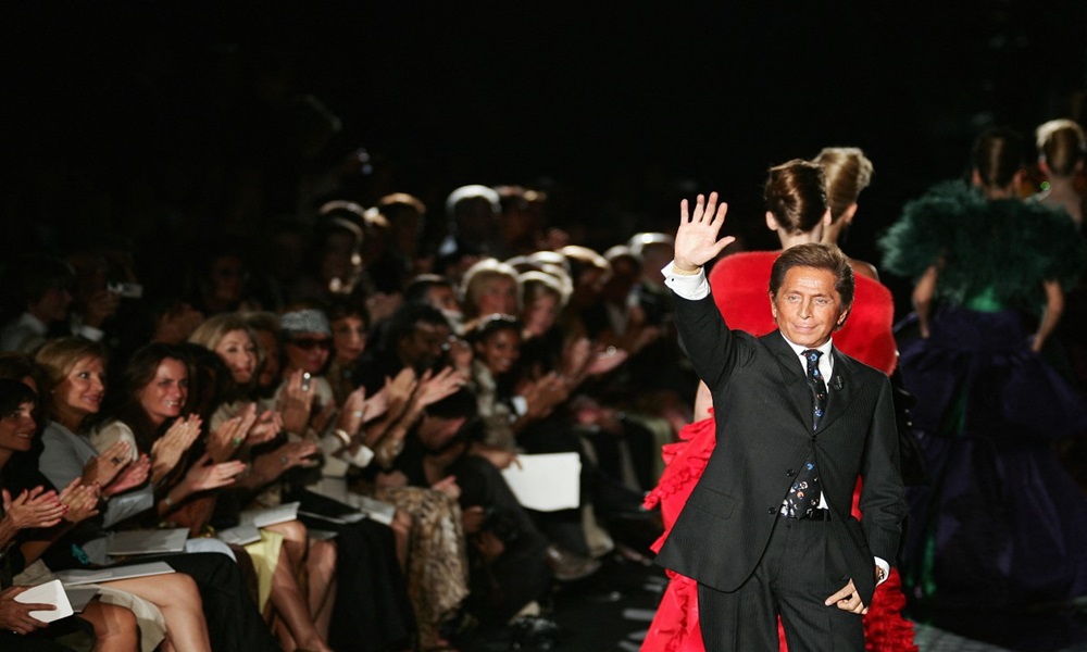 وفاة مصمم الأزياء الإيطالي فالنتينو