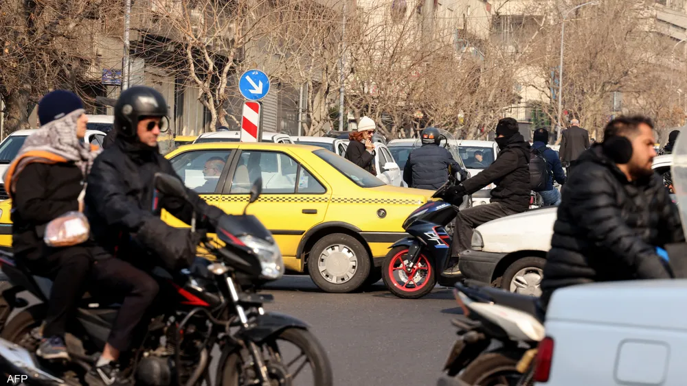 إيران تسمح رسميا للنساء بقيادة الدراجات النارية