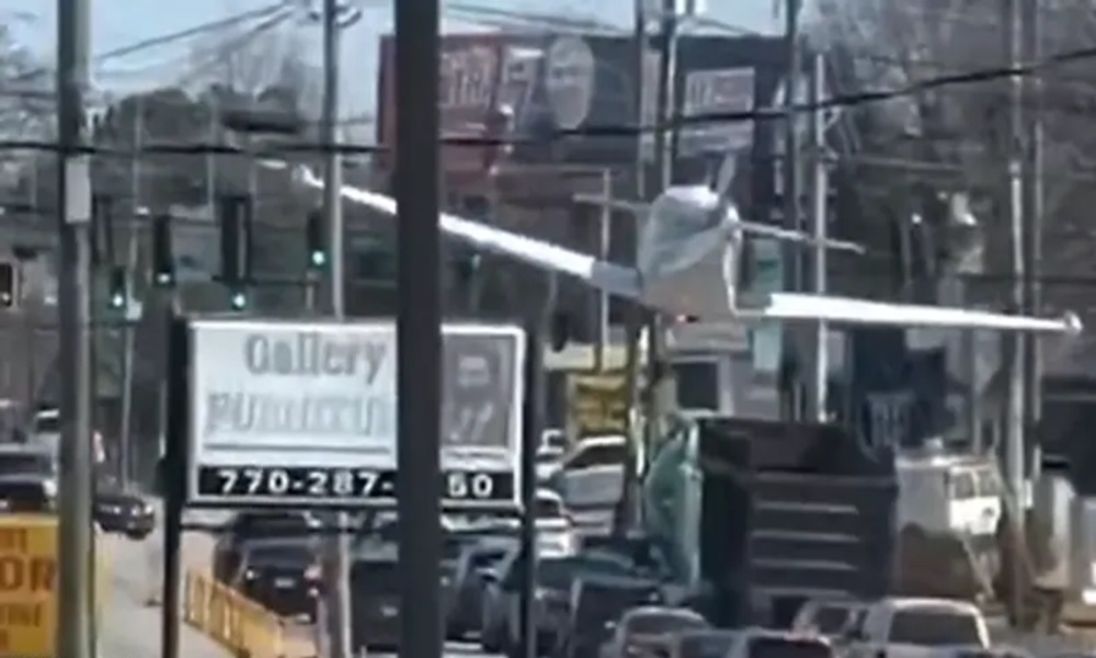 بالفيديو: هبوط اضطراري لطائرة وسط شارع مزدحم!