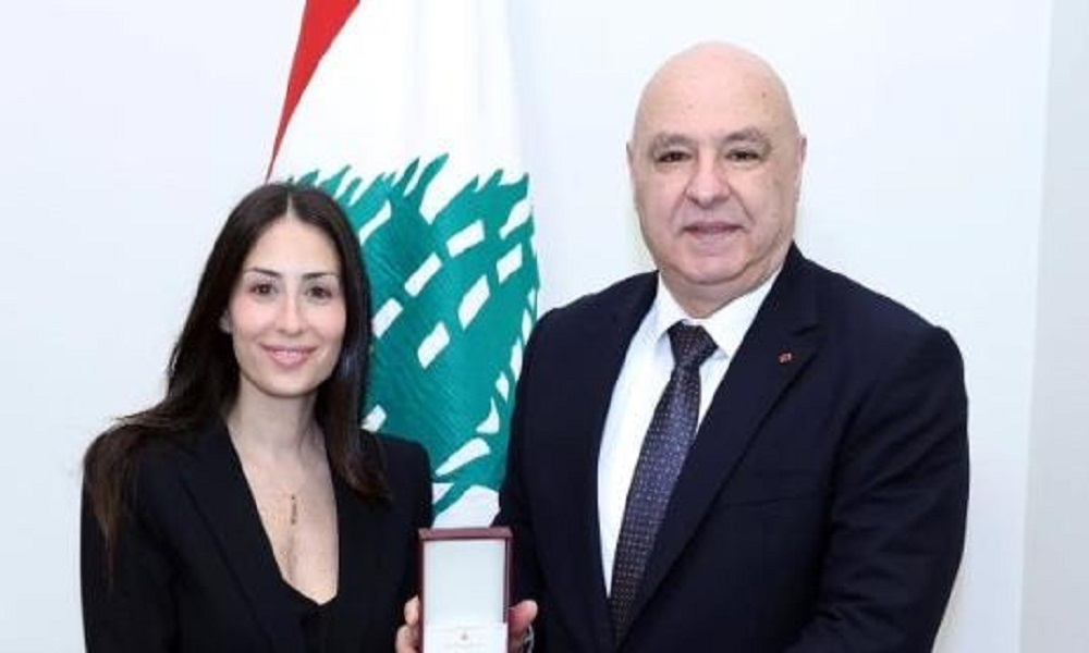 عون يمنح هبة طوجي “وسام الأرز الوطني”