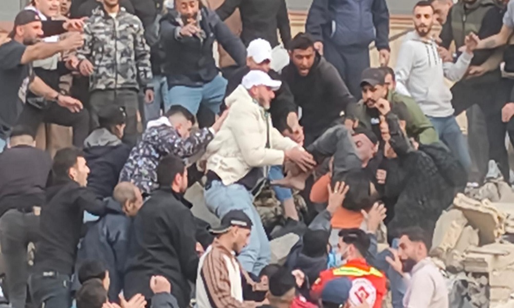 بالفيديو: إنقاذ طفل من تحت ركام المبنى المنهار في طرابلس