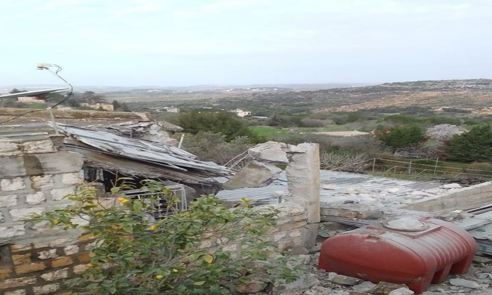 قصف مدفعي يستهدف منزلًا في يارون