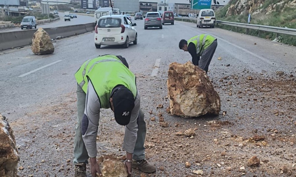 انهيار صخري على أوتوستراد جسر بالما… و”الأشغال” تتحرّك