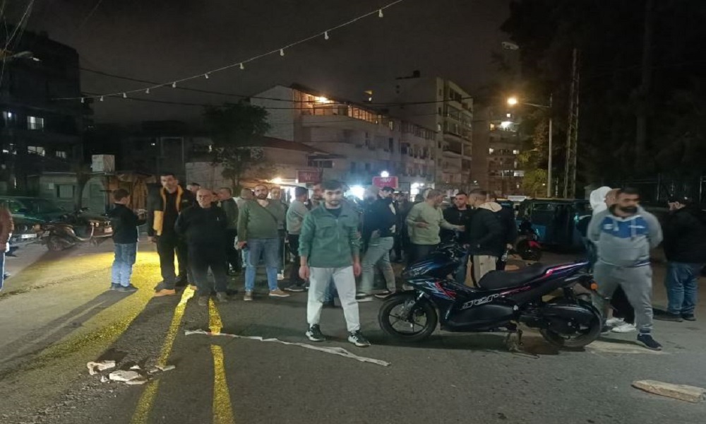 أهالي مجمع الزيلع يقطعون الطريق احتجاجًا على إخلاء منازلهم