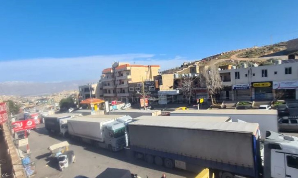 أصحاب الشاحنات يعطّلون الحركة عند نقطة المصنع