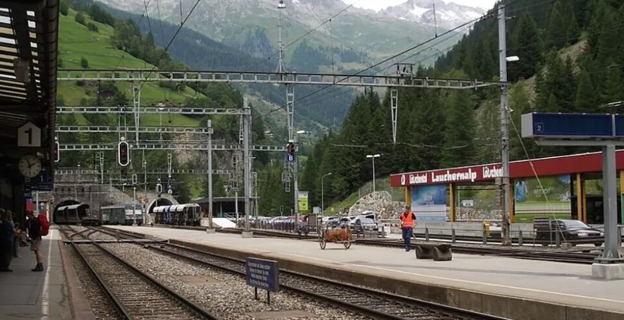 انحراف قطار عن سكته في سويسرا