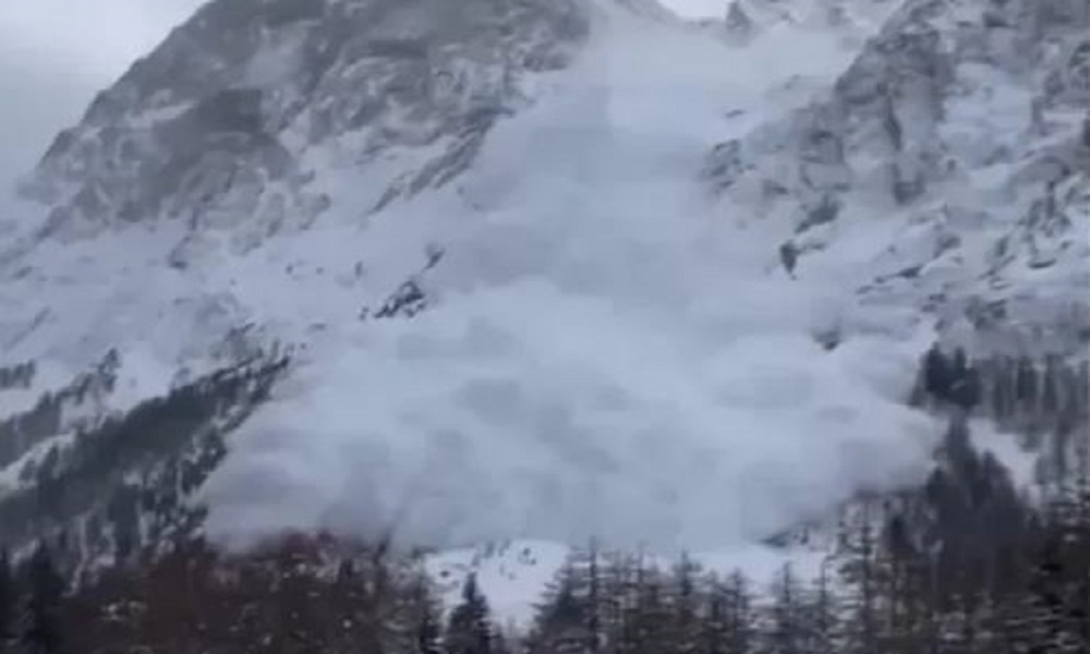 انهيار ثلجي ضخم يبتلع متزلجين في إيطاليا