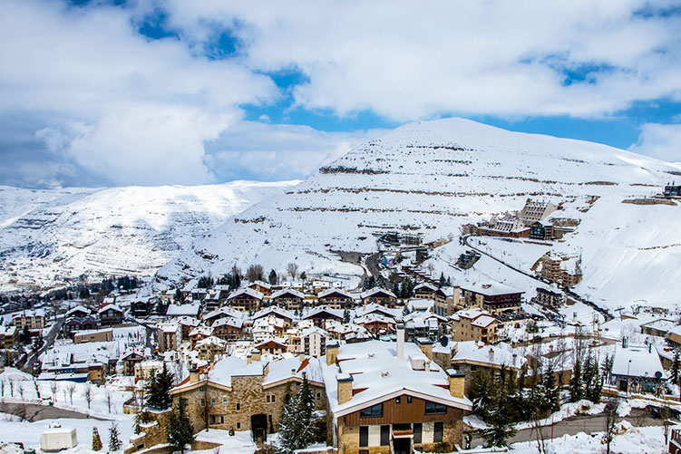 تساقط الثلوج في فاريا (فيديو)
