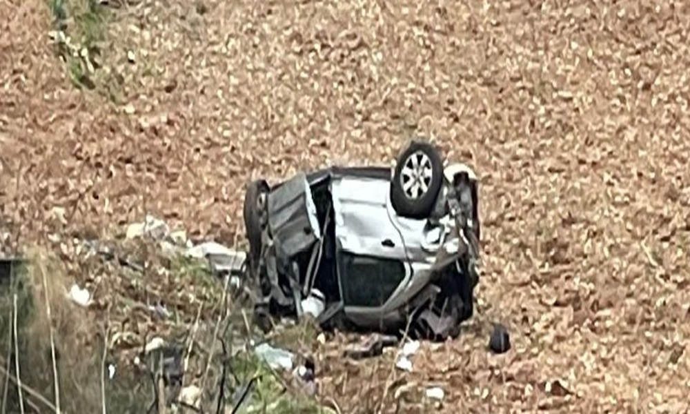 جرحى نتيجة انقلاب سيارة على أوتوستراد شكا