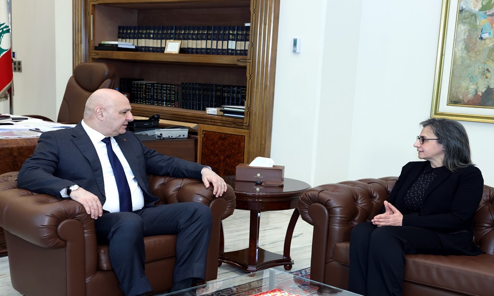 أوضاع العاملين في القطاع العام على طاولة عون