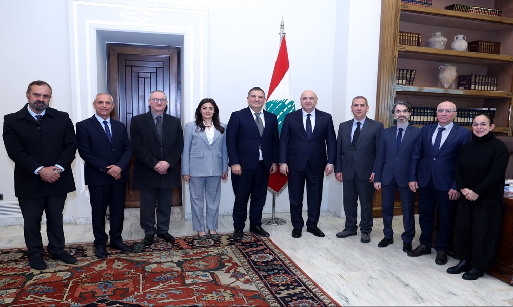 عون: لتطبيق القوانين التي ترعى السلامة المرورية