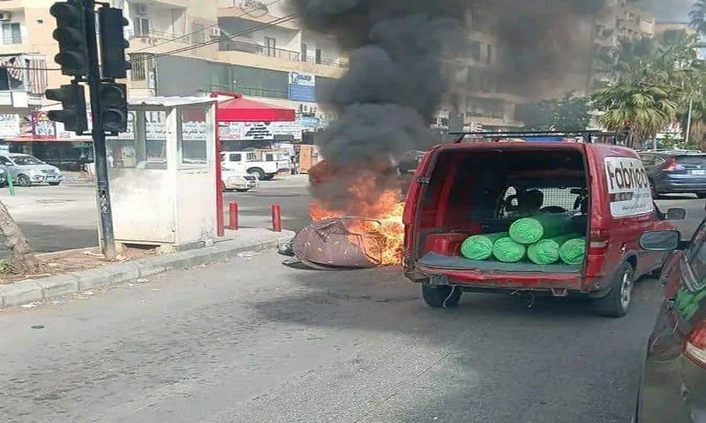 أحرق دراجته النارية بعد محاولة حجزها في صيدا (فيديو)